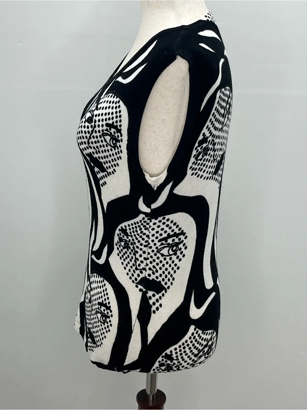 Elizabeth New York Black White Graphic Pop Art Face Print Sleeveless Top Small